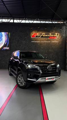 TOYOTA HILUX SW4 2.8 D-4D TURBO DIESEL SRX 7L 4X4 AUTOMÁTICO TOYOTA HILUX SW4 2.8 D-4D TURBO DIESEL SRX 7L 4X4 AUTOMÁTICO